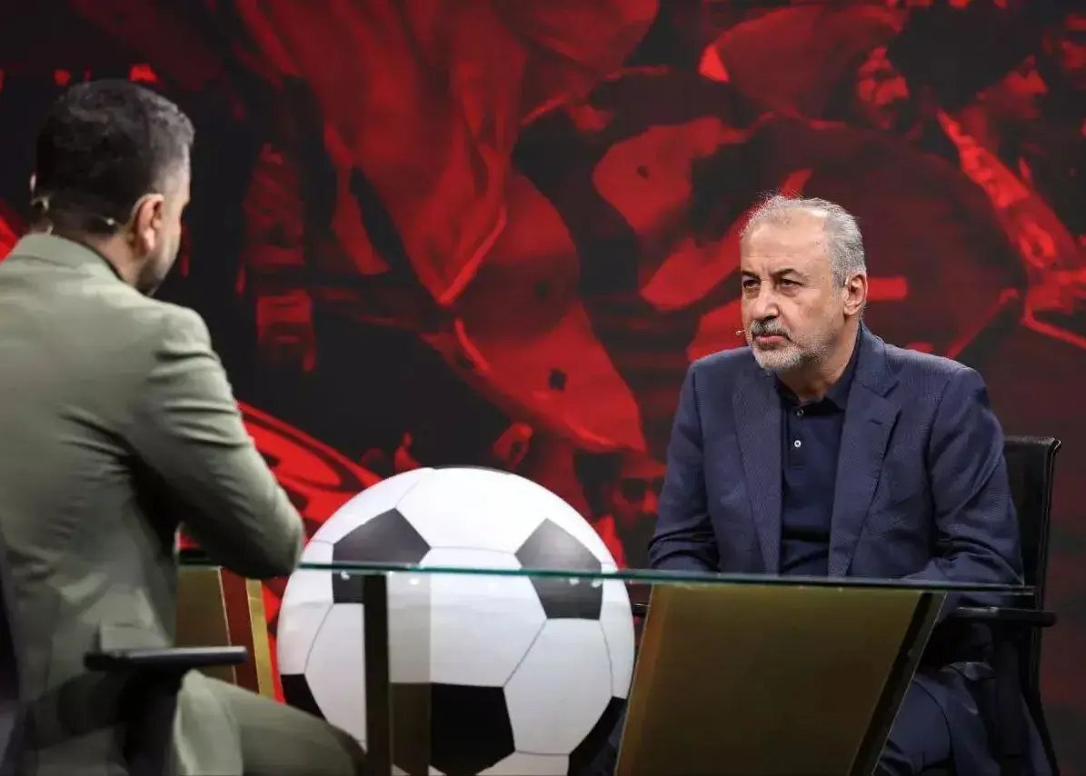 مدیرعامل پرسپولیس با زمینه عکس قرمز